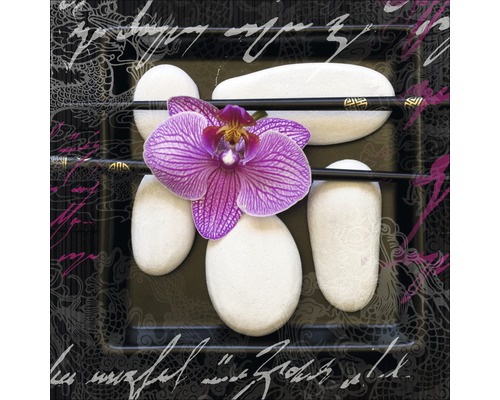 Dekorative Anordnung mit weißem Stein, violette Orchidee und Essstäbchen
