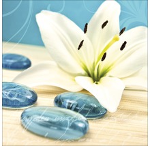 Décoration avec un lys blanc et des pierres de verre bleues