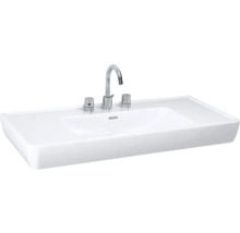 Weißes Keramik Waschbecken mit Armatur