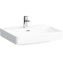 Lavabo en céramique blanc avec robinet pour la salle de bains