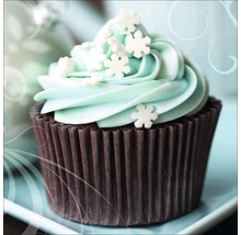 Ein einzelner Muffin mit türkisfarbenem Zuckerguss und Schneeflocken-Dekoration in brauner Papierform.