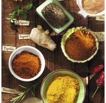 Anordnung von Gewürzen wie Paprika, Ingwer und Oregano in Schalen