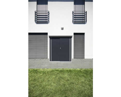 Fassade eines Hauses mit einer Tür und Fenstern mit Jalousien