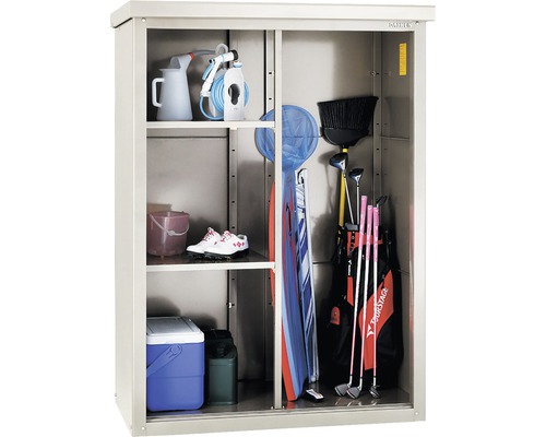 Gartenschrank mit Gartengeräten und Sportausrüstung