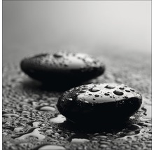 Zwei glatte Steine mit Wassertropfen