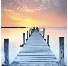 Passerelle en bois sur l''eau au coucher du soleil
