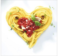 Herzförmige Spaghetti mit Tomatensauce, Basilikum und Parmesan