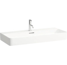 Weißes Aufsatzwaschbecken mit Armatur