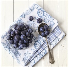 Blaubeeren in Glasschale und Löffel auf Stoffserviette