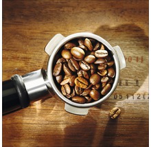 Edelstahl-Kaffeefilter gefüllt mit Kaffeebohnen