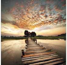 Passerelle en bois au-dessus de l''eau au coucher du soleil