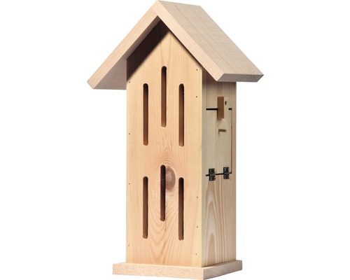Insektenhotel aus Holz mit Dach und Schlitzen als Nisthilfe