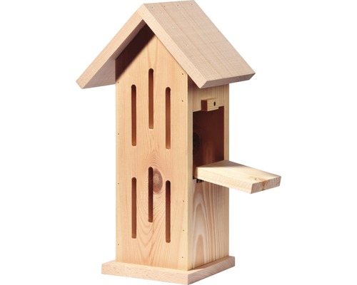 Insektenhotel aus Holz mit geöffneter Klappe