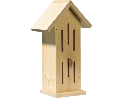 Insektenhotel aus Holz mit schmalen, länglichen Öffnungen