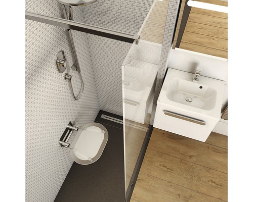 Badezimmer mit Dusche, Duschsitz, Waschbecken und Holzboden