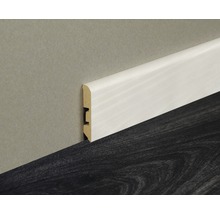 Sockelleiste aus Holz an Wand und Boden