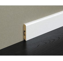 Weisse Sockelleiste aus Holz an einer Wand