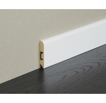 Weiße Sockelleiste aus Holz an Wand und Boden