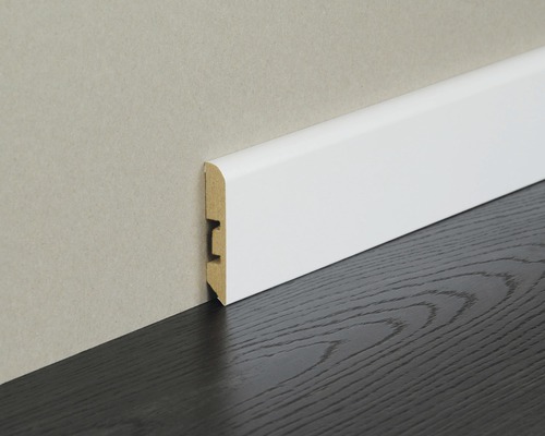 Plinthe blanche en bois sur mur et sol