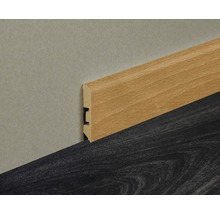 Sockelleiste aus Holz an Wand und Boden