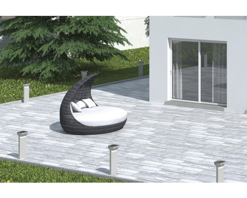 Terrasse mit Rattan-Tagesbett, Pflastersteinen und Aussenleuchten