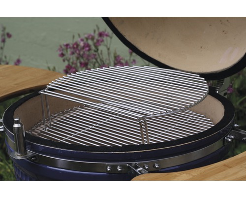 Barbecue en céramique avec grilles de cuisson en métal