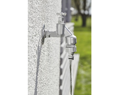 Robinet avec de l''eau courante sur un mur