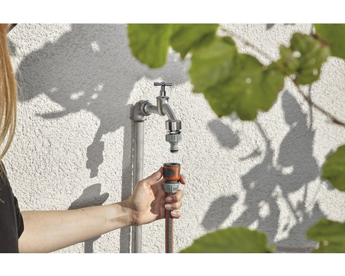 Scène de jardin avec robinet et raccord de tuyau