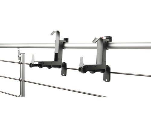 Zwei Gerätehalterungen an einem Geländer.