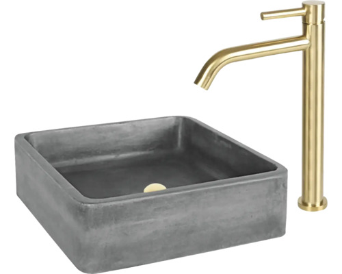 Eckiges Waschbecken aus Beton mit goldener Armatur
