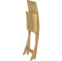 Zusammengeklappter Holzstuhl für den Außenbereich
