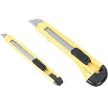 Deux cutters avec lame rétractable