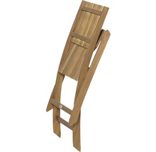 Zusammengeklappter Holzstuhl für den Aussenbereich