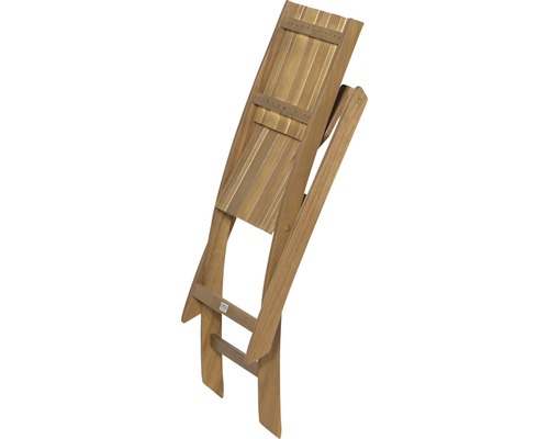 Zusammengeklappter Holzstuhl für den Aussenbereich