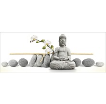 Dekoration mit Buddha Figur, Steinen und Orchideenblüten
