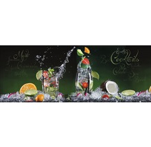 Dekoratives Cocktail-Motiv mit Eiswürfeln und Früchten