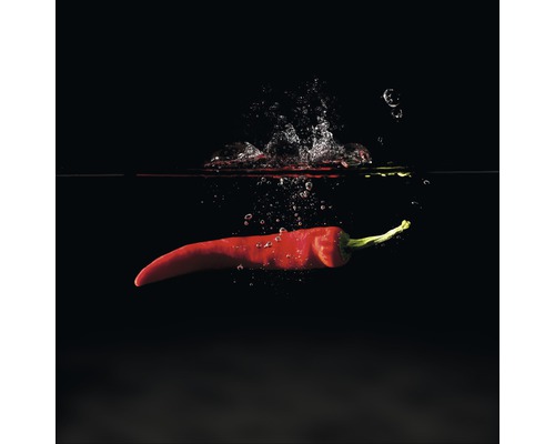 Roter Chili im Wasser mit Spritzern
