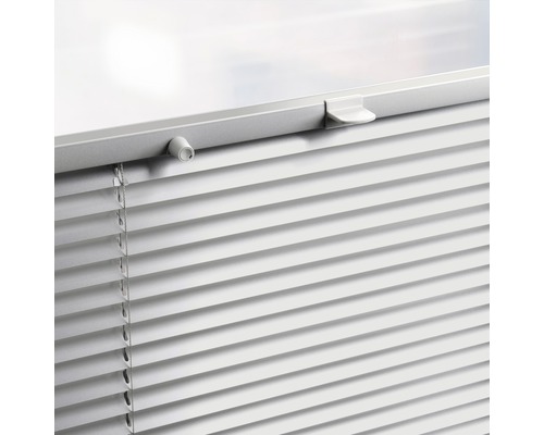 Vue détaillée d''un store vénitien blanc pour la décoration de fenêtre et la protection solaire.