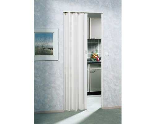 Porte pliante blanche dans une pièce entre un mur et une cuisine