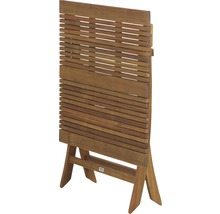 Zusammengeklappter Gartentisch aus Holz