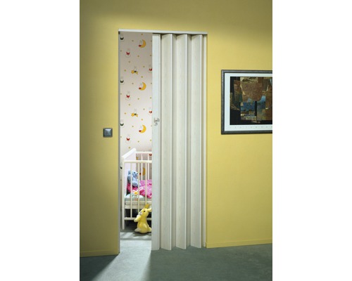 Porte accordéon donnant sur une chambre d''enfant avec un lit d''enfant