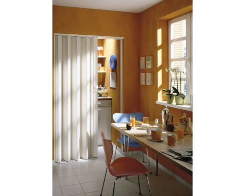 Küchenszene mit Falttür, Tisch und Stühlen in einem Raum mit Fenster