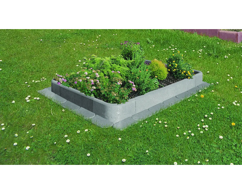 Beetbegrenzung aus Beton mit Bepflanzung auf Rasenfläche