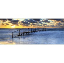 Passerelle en bois dans la mer au lever du soleil