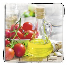 Nature morte avec de l''huile dans une bouteille en verre, des tomates et de l''ail
