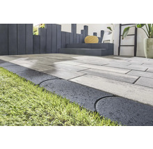Chemin de jardin avec bordures de gazon et dalles en béton