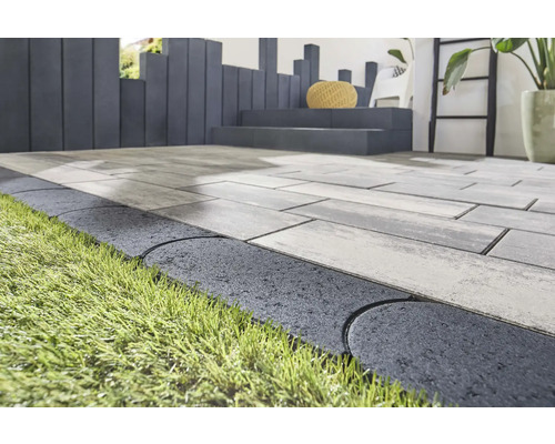 Gartenweg mit Rasenkantensteinen und Betonplatten