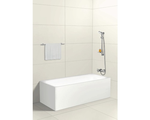 Salle de bain lumineuse avec baignoire rectangulaire, serviette et robinetterie de douche