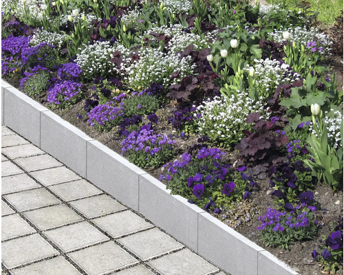 Bordure de parterre en béton avec fleurs et pavés