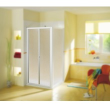 Cabine de douche avec porte coulissante dans la salle de bain